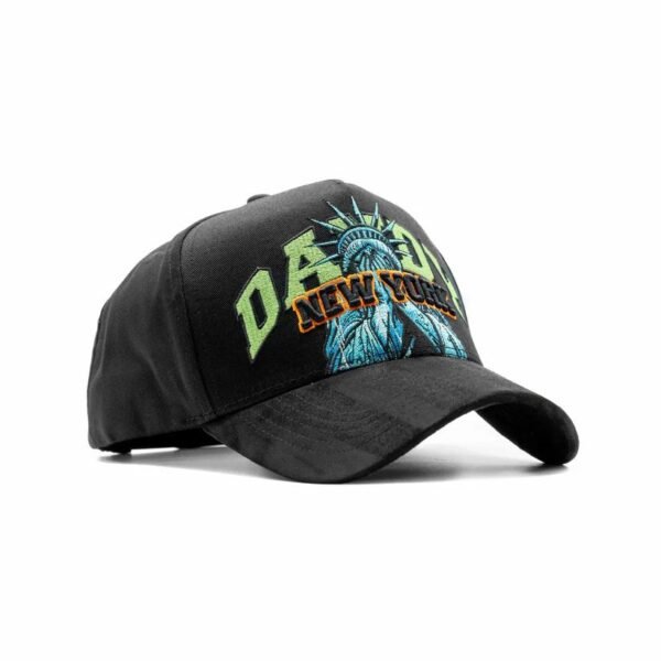 GORRA DANDY HATS New York Liberty Statue - Vista Frontal Diagonal Vista diagonal de la gorra mostrando claramente el diseño frontal de la Estatua de la Libertad y texto "NEW YORK".