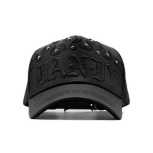 Gorra negra de cuero con la palabra "DANDY" en letras góticas y detalles de llamas en relieve en la parte frontal.