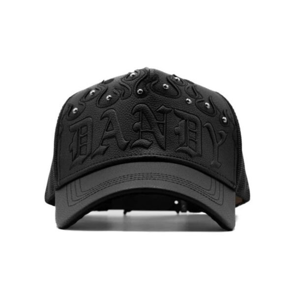 Gorra negra de cuero con la palabra "DANDY" en letras góticas y detalles de llamas en relieve en la parte frontal.