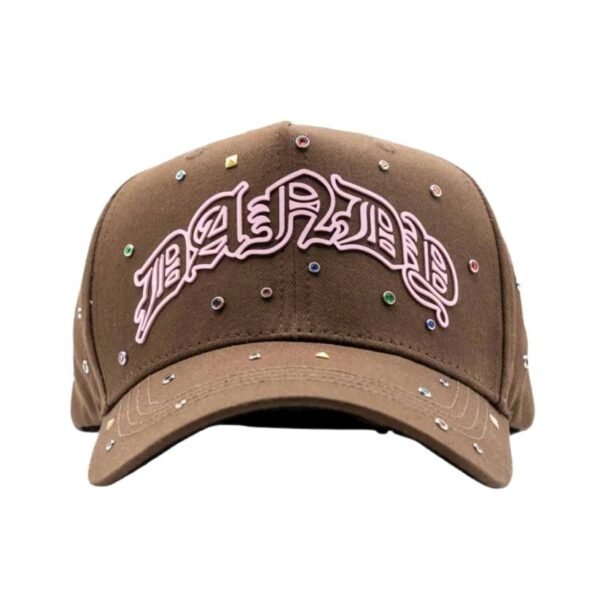 Gorra Dandy Hats 10 Years Anniversary – Frontal Gorra marrón pedrería y bordado rosa “DANDY” vista desde frente
