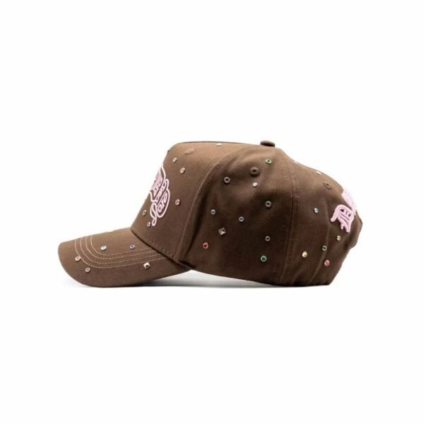 Gorra Dandy Hats 10 Years Anniversary – Lado Derecho Costado derecho con cristales decorativos multicolor y diseño limpio