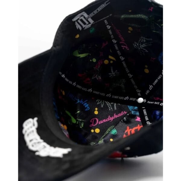 Gorra Dandy Hats x 10th Anniversary – Detalle del Interior Primer plano del interior de la gorra con diseño gráfico multicolor y cinta interior con logotipos de Dandy Hats