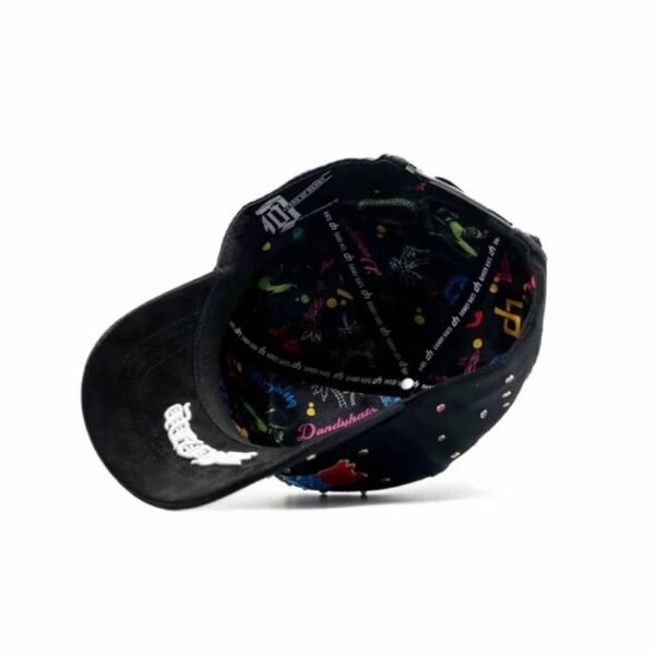 Gorra Dandy Hats x 10th Anniversary – Interior Completo Vista completa del interior de la gorra con forro multicolor decorado con gráficos y logotipos de Dandy Hats