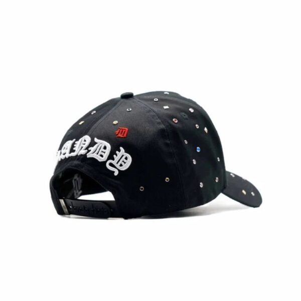 Gorra Dandy Hats x 10th Anniversary – Parte Trasera Derecha Vista trasera de la gorra con la palabra “DANDY” bordada en blanco y pequeño logotipo rojo