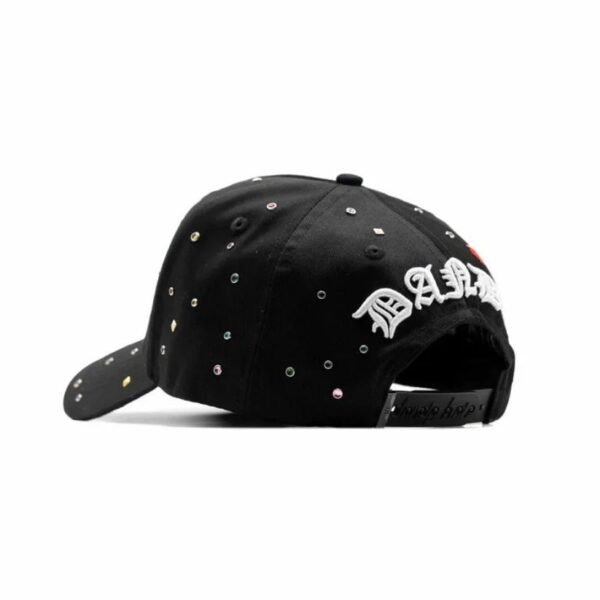 Gorra Dandy Hats x 10th Anniversary – Parte Trasera Izquierda Parte posterior izquierda de la gorra negra con texto “DANDY” bordado y cierre ajustable