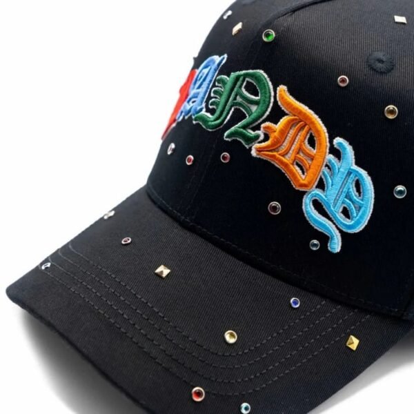 Gorra Dandy Hats x 10th Anniversary – Primer Plano del Bordado Detalle del bordado frontal de la gorra con letras “DANDY” en colores rojo, azul, verde, naranja y azul claro