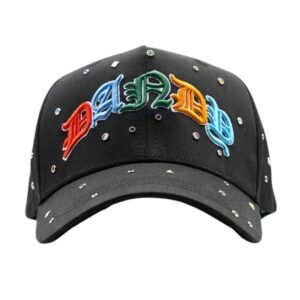 Gorra negra con letras “DANDY” bordadas en colores brillantes y decoraciones de pedrería en toda la superficie