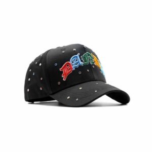 Gorra negra decorada con piedras brillantes y bordado multicolor de “DANDY”, vista lateral diagonal