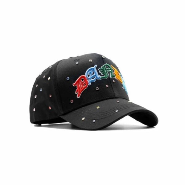 Gorra Dandy Hats x 10th Anniversary – Vista en Ángulo Gorra negra decorada con piedras brillantes y bordado multicolor de “DANDY”, vista lateral diagonal