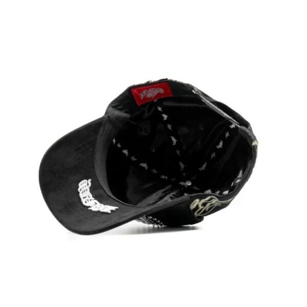 Gorra Dandy Hats x Lil Baby CBFW – Interior de la Gorra Vista del interior de la gorra negra con detalles de marca en el forro