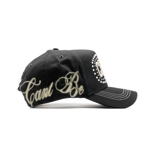 Gorra Dandy Hats x Lil Baby CBFW – Lado Izquierdo Gorra con letras estilo grafiti “Can’t Be” en el costado izquierdo