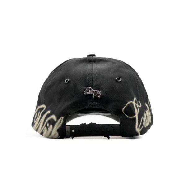 Gorra Dandy Hats x Lil Baby CBFW – Parte Trasera Parte trasera de la gorra con hebilla ajustable y logotipo metálico