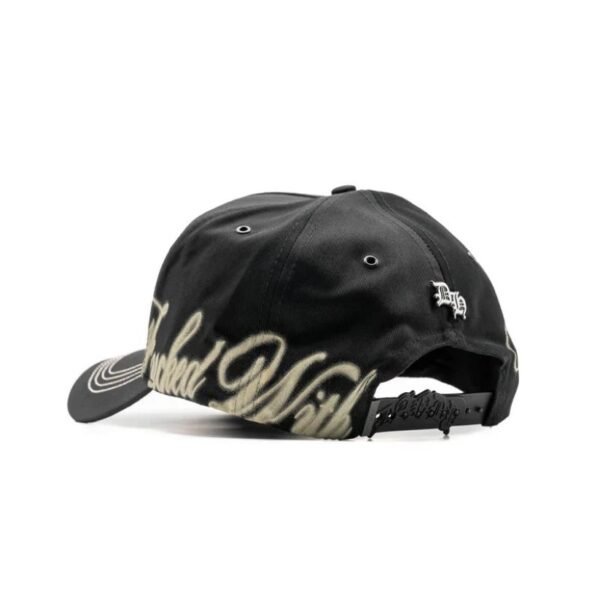 Gorra Dandy Hats x Lil Baby CBFW – Parte Trasera Derecha Vista trasera derecha con texto “Fucked With” en letra gótica