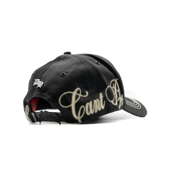 Gorra Dandy Hats x Lil Baby CBFW – Parte Trasera Izquierda Vista posterior izquierda de la gorra negra con diseño en aerosol