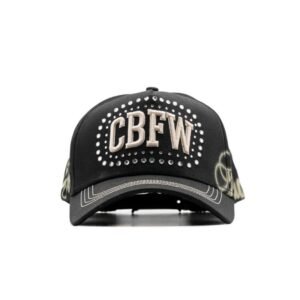 Gorra negra CBFW con pedrería vista desde el frente