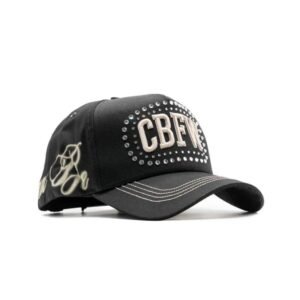Gorra CBFW negra decorada con cristales, vista diagonal