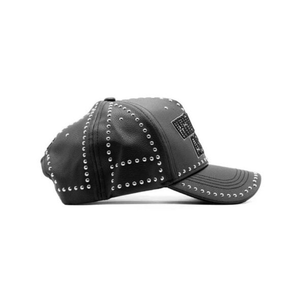 Gorra Dandy Hats x Lil Baby WHAM – Lado Derecho Vista lateral derecha de la gorra con diseño geométrico en tachuelas