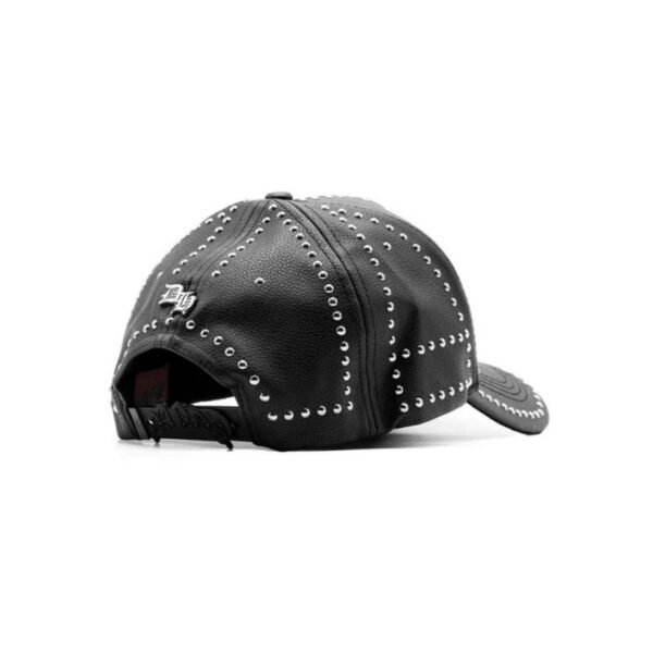 Gorra Dandy Hats x Lil Baby WHAM – Parte Trasera Derecha Parte trasera derecha mostrando detalles en tachuelas plateadas