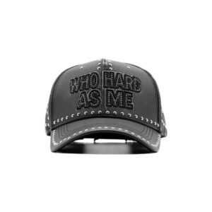 Gorra negra con frase "WHO HARD AS ME" en pedrería, vista desde el frente