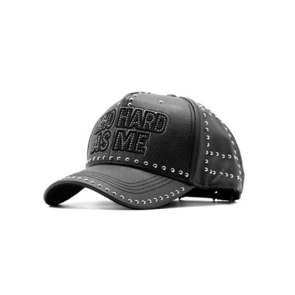 Gorra Dandy Hats x Lil Baby WHAM – Vista en Ángulo Gorra de piel sintética negra con pedrería en vista diagonal frontal