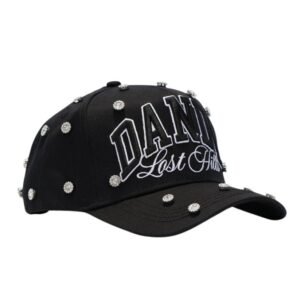 Lado derecho de gorra negra Dandy Lost Hills decorada con cristales y bordado blanco