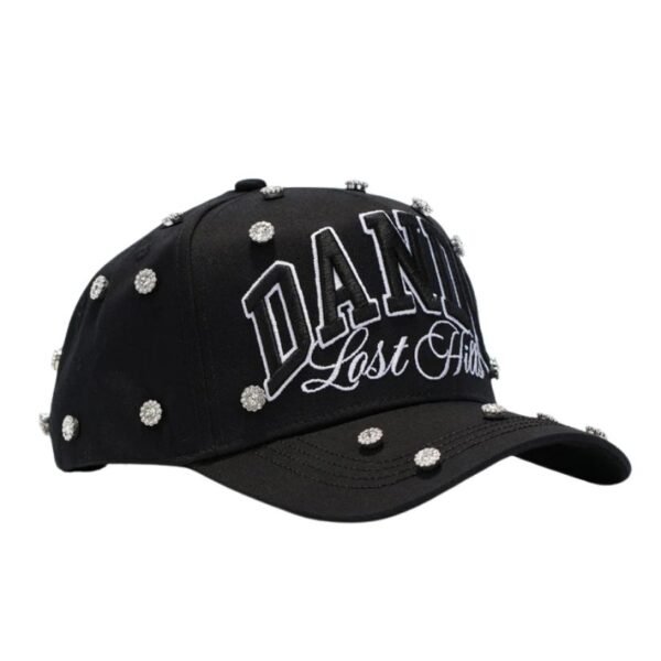 Gorra Dandy Lost Hills Handle with Care en vista lateral derecha Lado derecho de gorra negra Dandy Lost Hills decorada con cristales y bordado blanco
