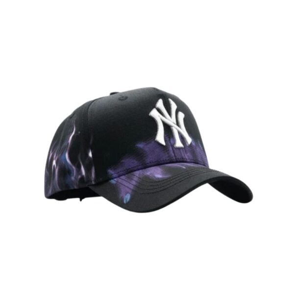 Gorra Purple DandyWood vista en ángulo frontal — Edición exclusiva Sneaker Fever MX Vista en ángulo frontal de la gorra Purple DandyWood, destacando el bordado de los Yankees y el patrón difuminado en la visera.