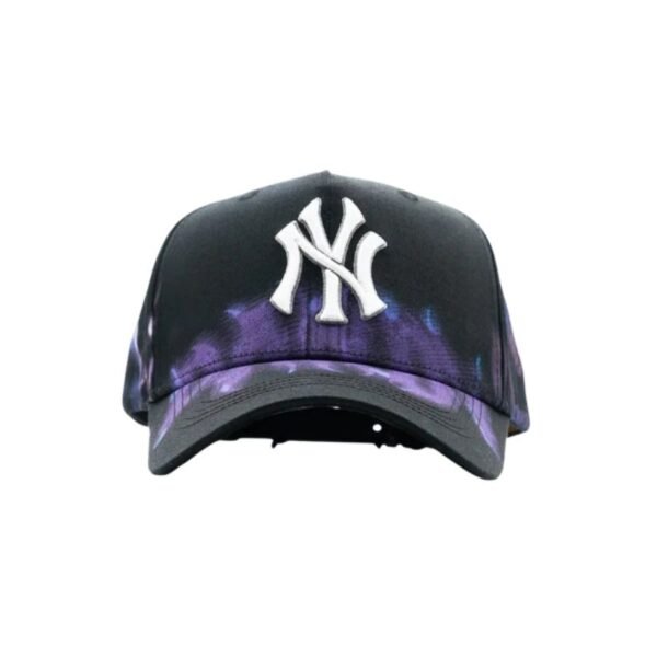 Vista frontal de la gorra Purple DandyWood, con logo de los Yankees bordado en blanco sobre base negra con detalles en tonos morado y azul.