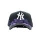 Vista frontal de la gorra Purple DandyWood, con logo de los Yankees bordado en blanco sobre base negra con detalles en tonos morado y azul.
