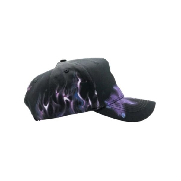 Gorra Purple DandyWood vista lateral derecha — Edición exclusiva Sneaker Fever MX Vista lateral derecha de la gorra Purple DandyWood con un patrón de flamas en colores púrpura y azul sobre fondo negro.
