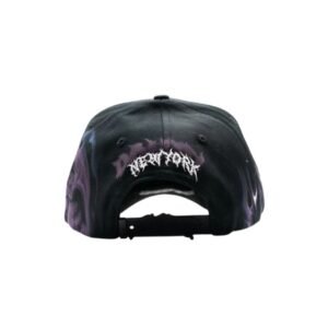 Vista trasera de la gorra Purple DandyWood con la palabra "New York" en tipografía gótica blanca, rodeada por un diseño difuminado en tonos morado y negro.