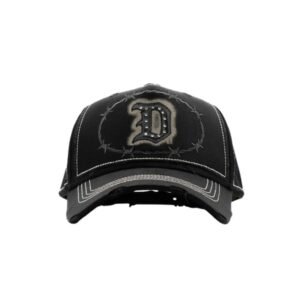 Vista frontal de la gorra Rodeo de DandyWood, edición exclusiva Sneaker Fever MX, con diseño bordado “D” rodeado de alambre de púas.