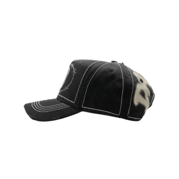 Gorra Rodeo DandyWood - Vista Lateral Derecha Vista lateral derecha de la gorra negra Rodeo de DandyWood con detalles gráficos en spray y costuras blancas contrastantes.