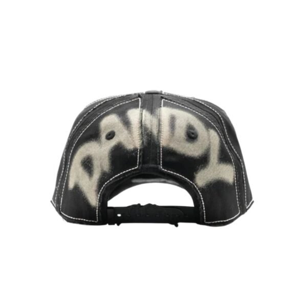 Gorra Rodeo DandyWood - Vista Trasera Completa Parte trasera de la gorra DandyWood Rodeo con diseño tipo graffiti de la palabra “DANDY” y cierre ajustable tipo snapback.