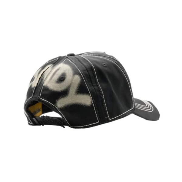 Gorra Rodeo DandyWood - Vista Trasera Lateral Lado posterior derecho de la gorra Rodeo de DandyWood con la palabra “Dandy” rociada en blanco sobre fondo negro.