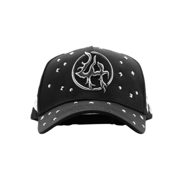 Gorra negra Dandy x Lost Hills vista frontal con logo LH cromado y tachuelas