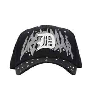 Gorra urbana negra con bordado blanco y plateado en el frente, detalles metálicos y diseño exclusivo de Dandy Hats x Lost Hills