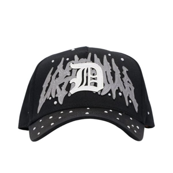 Gorra negra Dandy Hats x Lost Hills con logo “D” frontal Gorra urbana negra con bordado blanco y plateado en el frente, detalles metálicos y diseño exclusivo de Dandy Hats x Lost Hills