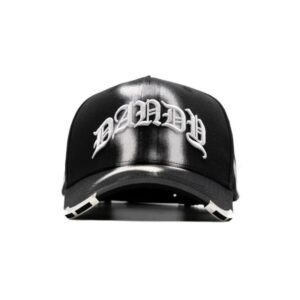 Vista frontal de gorra negra con efecto metálico y el texto “DANDY” bordado en letras estilo gótico
