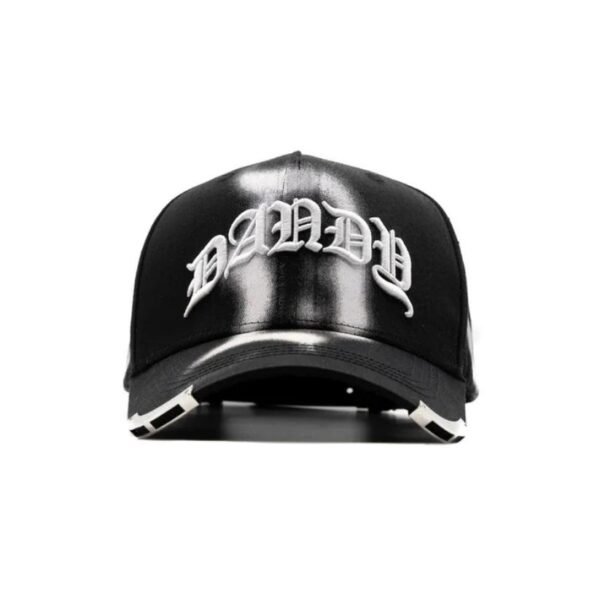 Vista frontal de gorra negra con efecto metálico y el texto “DANDY” bordado en letras estilo gótico