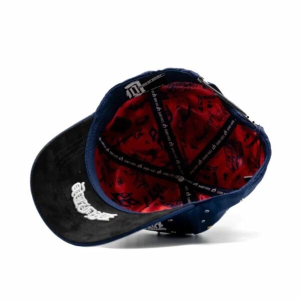 Interior de la Gorra Dandy Hats Azul Vista del interior de la gorra con forro rojo satinado y gráficos negros personalizados de la marca Dandy Hats.