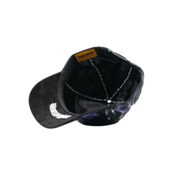 Interior de la gorra Purple DandyWood — Edición exclusiva Sneaker Fever MX Vista del interior de la gorra Purple DandyWood con etiquetas de marca DandyWood y detalles gráficos en la parte inferior de la visera.