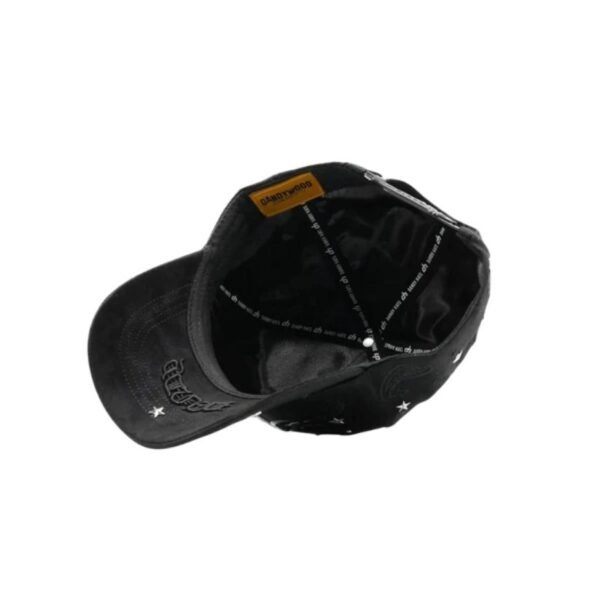 Interior de la gorra Sunset BLVD — DandyWood Vista interior de la gorra Sunset BLVD con etiquetas de marca DandyWood y cinta personalizada en el contorno.