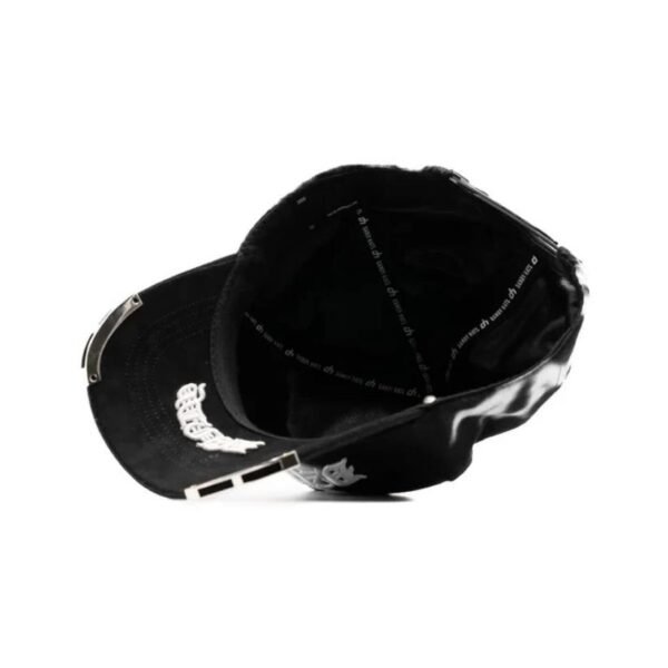 Interior de la gorra con cinta de marca Vista interior de gorra negra con cinta “dh” y detalles bordados bajo la visera