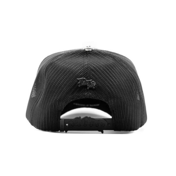 Parte trasera de la gorra “Dandy Did This” Vista trasera de la gorra con malla negra y logotipo “DH” bordado sobre el broche ajustable.