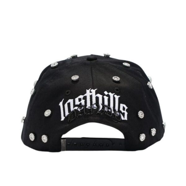 Parte trasera de la gorra Dandy Lost Hills Parte trasera de la gorra negra con bordado “Lost Hills” y cierre ajustable