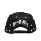 Parte trasera de la gorra negra con bordado “Lost Hills” y cierre ajustable