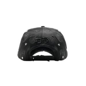 Vista trasera de la gorra Sunset BLVD con bordado "DH" y diseño paisley en negro sobre negro, ajustable.