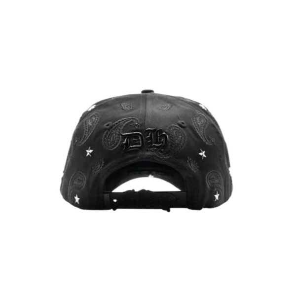 Parte trasera de la gorra Sunset BLVD — DandyWood Edición Exclusiva Sneaker Fever MX Vista trasera de la gorra Sunset BLVD con bordado "DH" y diseño paisley en negro sobre negro, ajustable.