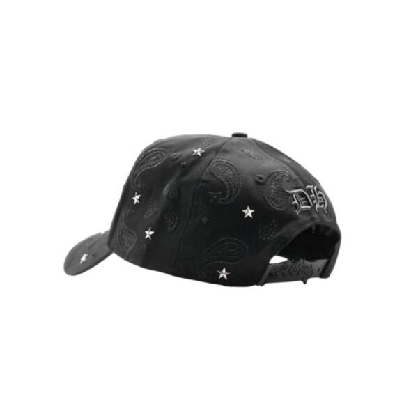 Parte trasera lateral de la gorra Sunset BLVD — DandyWood Vista de tres cuartos trasera de la gorra con bordado DH y decoración paisley.